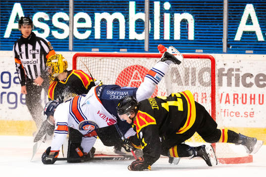 Växjös Jacob Forsbacka-Karlsson kolliderar med Brynäs