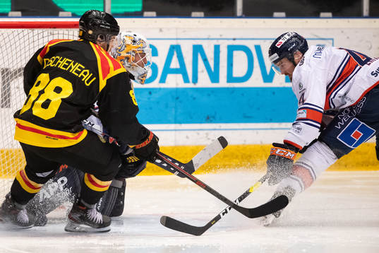 Växjös Tim Erixon och Brynäs målvakt Samuel Ersson
