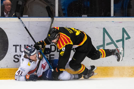 Växjös Ludvig Nilsson  och Brynäs Greg Scott