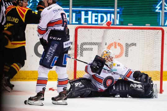 Växjös målvakt Viktor Andrén deppar