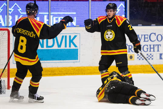 Brynäs Emil Forslund jublar