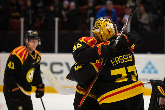 Brynäs målvakt Samuel Ersson jublar