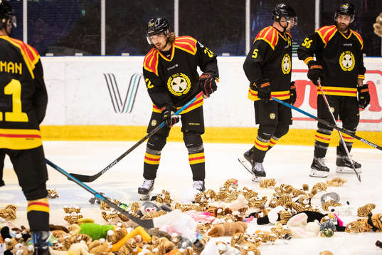Brynäs spelarna samlar in nallar