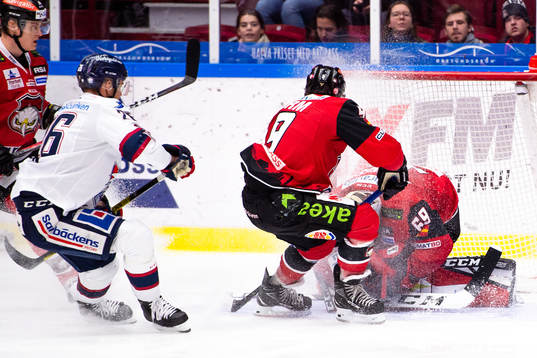 Linköpings Hampus Larsson oroar framför Malmö Redhawks