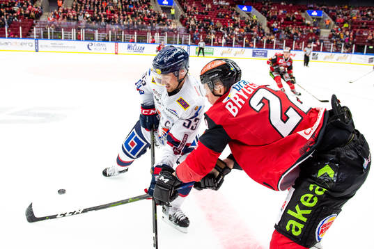 Linköpings Eddie Larsson och Malmö Redhawks Lars Bryggman