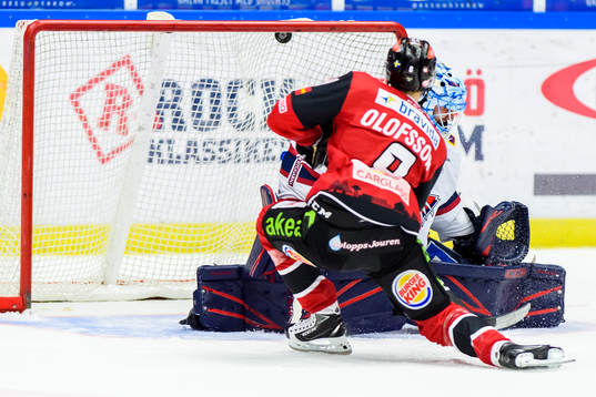 Malmö Redhawks Johan Olofsson  gör mål på straff