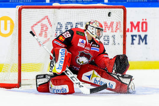 Malmö Redhawks målvakt Oscar Alsenfelt  släpper in en