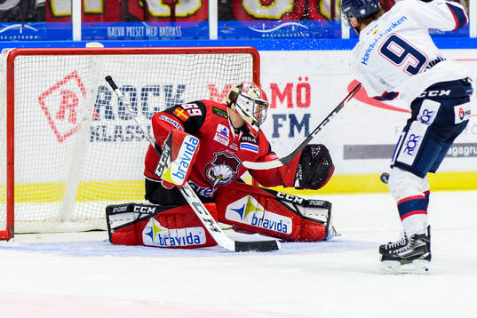 Malmö Redhawks målvakt Oscar Alsenfelt  räddar