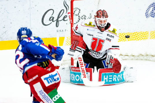 Oskarshamns Markus Modigs och Örebros målvakt Dominik