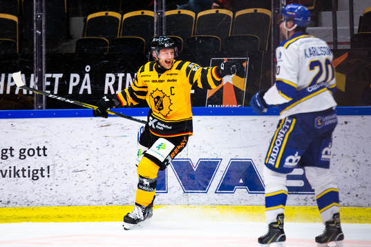 Skellefteås Oscar Möller jublar