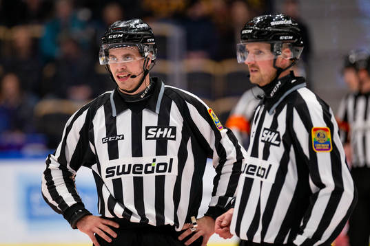 Linjedomare Tobias Nordlander och linjedomare Johannes Käck