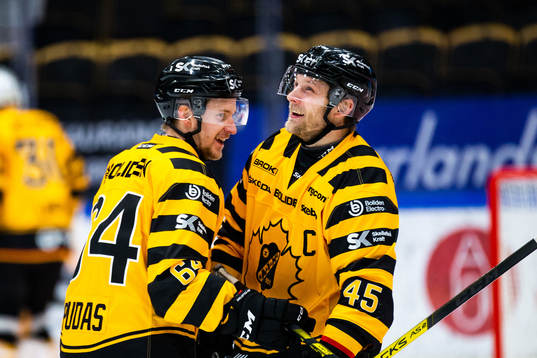Skellefteås Jonathan Pudas och Oscar Möller  jublar