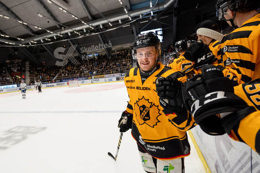 Skellefteås Jonathan Pudas jublar
