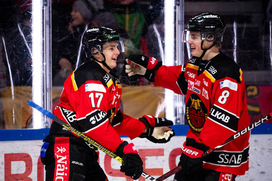 Luleås Isac Brännström och Noel Gunler jublar