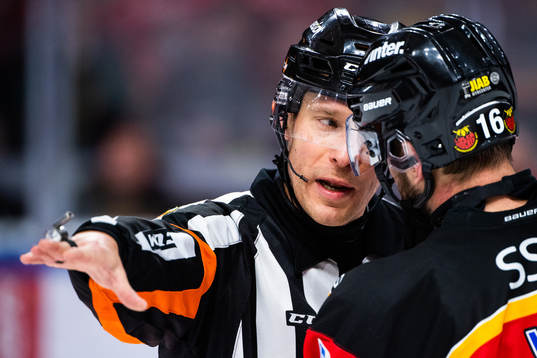 Domare Tobias Björk och Luleås Niklas Olausson