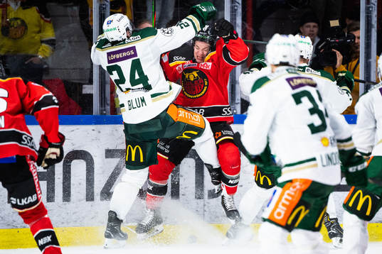 Färjestads Jonathon Blum och Luleås Austin Farley