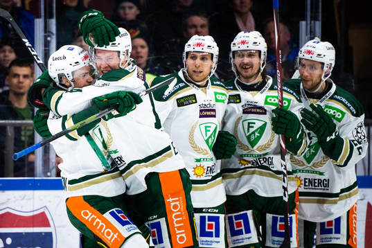 Färjestads Victor Ejdsell jublar med lagkamrater