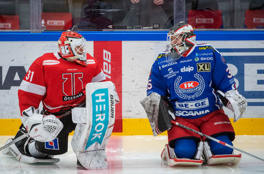 Oskarshamns målvakt Viktor Kokman och Örebros målvakt