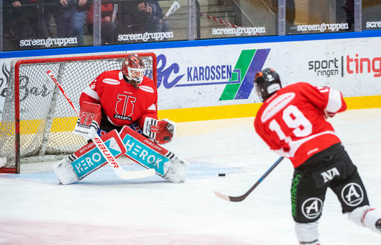 Örebros målvakt Dominik Furch och Örebros Daniel Muzito