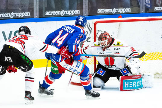 Oskarshamns Pontus Netterberg och Örebros målvakt Dominik