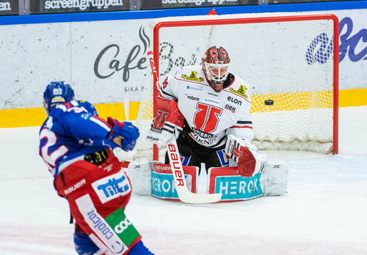 Oskarshamns Markus Modigs och Örebros målvakt Dominik