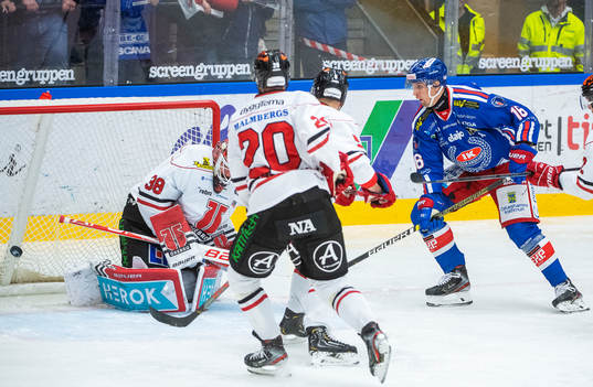 Oskarshamns Arsi Piispanen och Örebros målvakt Dominik