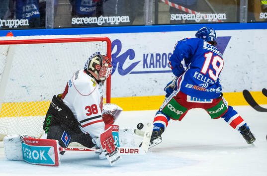 Oskarshamns Tyler Kelleher och Örebros målvakt Dominik
