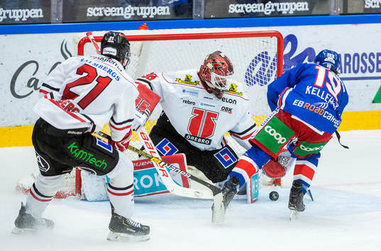 Oskarshamns Tyler Kelleher och Örebros målvakt Dominik
