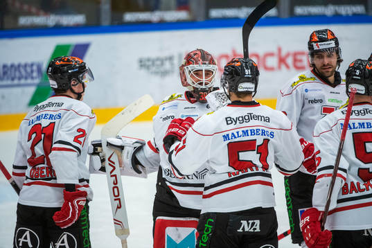 Örebros målvakt Dominik Furch med lagkamrater