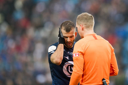 Zlatko Tripic of Viking and Espen Andreas Eskås, referee
