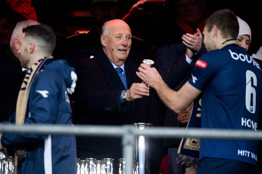 H.M. King Harald V of Norway gives the trophy to Runar