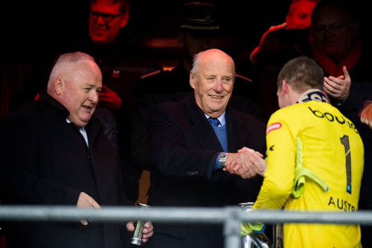 H.M. King Harald V of Norway gives the trophy to goalkeeper