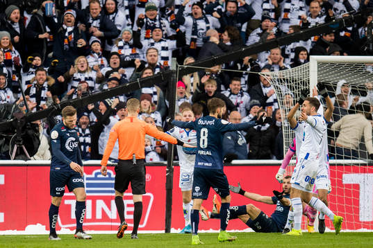 Viking is awarded a penalty kick by Espen Andreas Eskås,