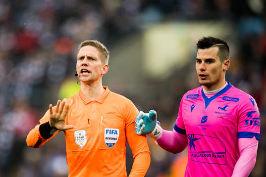 Espen Andreas Eskås, referee, and goalkeeper Helge Sandvik