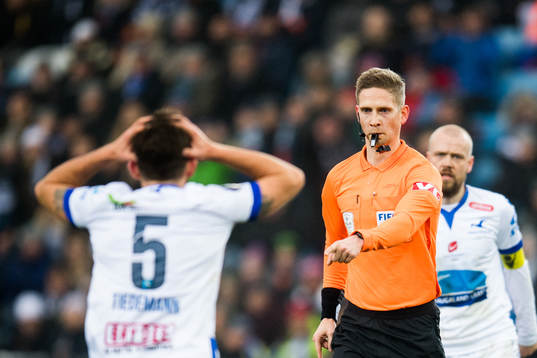 Benjamin Tiedemann Hansen reacts at Espen Andreas Eskås,