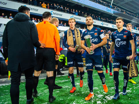 Zlatko Tripic of Viking with the trophy