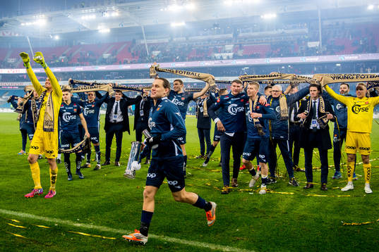 Tommy Høiland and the players of Viking celebrate