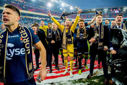 Goalkeeper Amund Wichne, Adrian Pereira and the players of