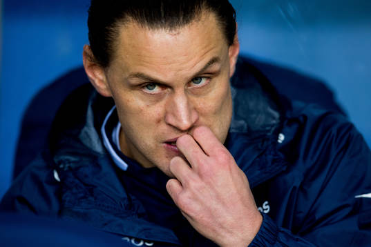 Tommy Høiland of Viking at the bench