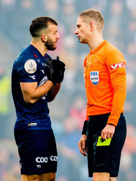 Zlatko Tripic of Viking gets a yellow card from Espen