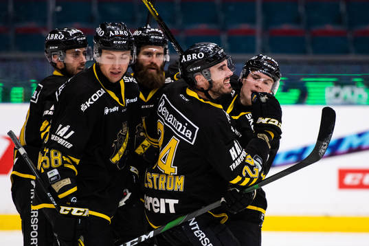 s Jacob Dahlström jublar