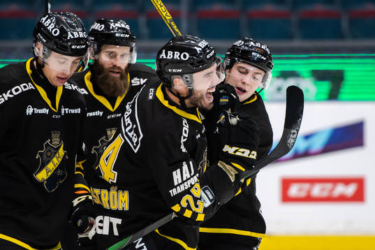 s Jacob Dahlström jublar med lagkamrater