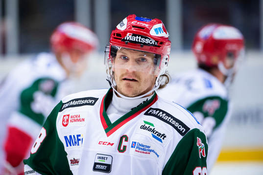 Moras Adam Masuhr värmer upp