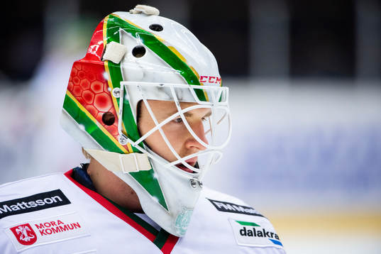 Moras målvakt Olof Lindbom värmer upp