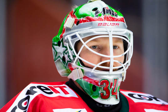 Modos målvakt Erik Hanses värmer upp