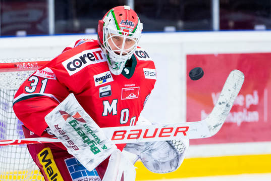 Modos målvakt Linus Lundin värmer upp
