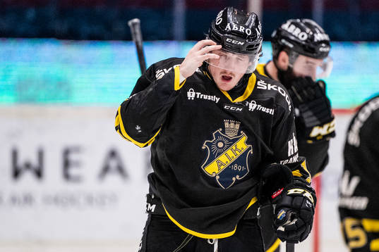 s Johan Porsberger lämnas isen skadad