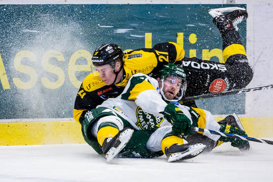 Västerås Sebastian Benker och Björklövens Zach Palmquist