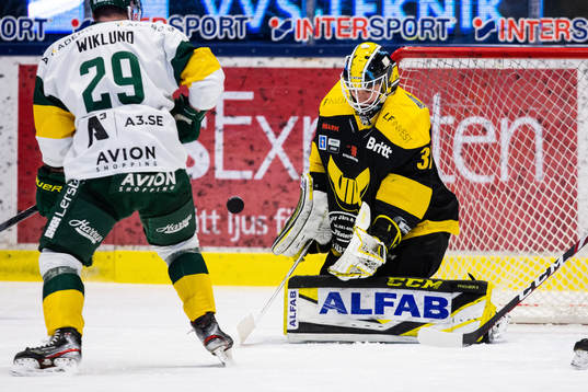 Västerås målvakt Jesper Myrenberg med räddning