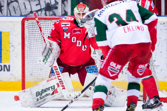 Modos målvakt Linus Lundin räddar ett skott från Moras